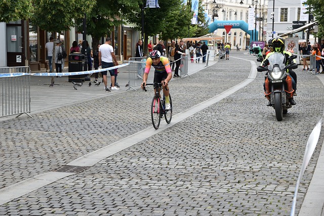 血脉喷张的 血脉喷张的